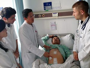 Internationale Medizinstudenten auf Stationsvisite in Shanghai China